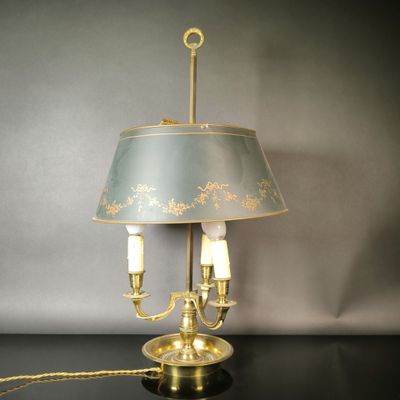 une lampe posée sur une table noire