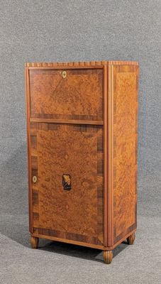 un vieux meuble en bois surmonté d'un tiroir