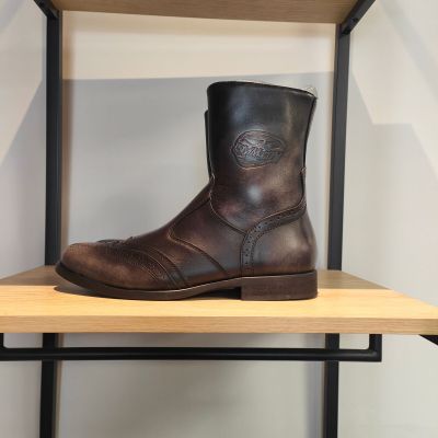 une paire de bottes posée sur une étagère dans une pièce