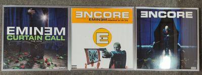 trois DVD posés sur une table