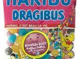 un sachet de bonbons Haribo Dragobus sur fond rose