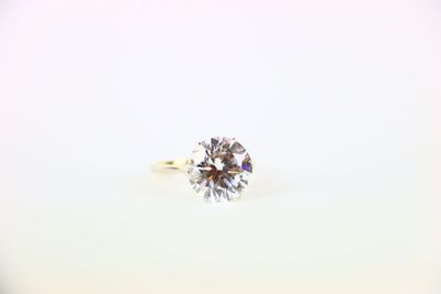 une bague de fiançailles ornée d'un seul diamant au centre