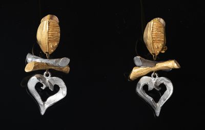 deux boucles d'oreilles en argent et en or en forme de cœur, surmontées d'un oiseau