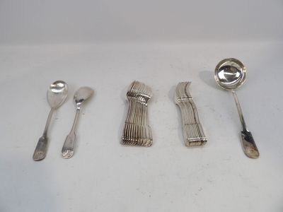 cinq cuillères en argent et deux cuillères en argent sur une table