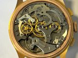 Gros plan sur une montre avec un bracelet en cuir marron