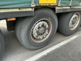 un camion vert garé sur le bord de la route