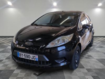 une photo d'une ford fiesta noire garée dans un garage