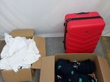 une valise rouge et une autre valise rouge posées l'une à côté de l'autre