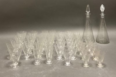Service de verres dans le goût de BACCARAT à décor gravé d'a…