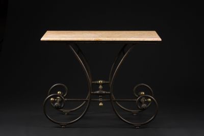 Table de boucher à piètement en fer forgé laqué noir à décor…