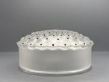 un gâteau blanc parsemé de petits points noirs, posé sur une table