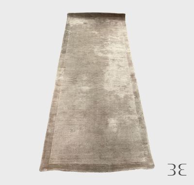 un gros plan d'un tapis sur fond blanc avec le chiffre 33