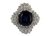 une image d'une bague en saphir et diamant sur fond blanc