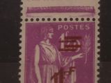 timbre violet représentant une femme tenant un vase
