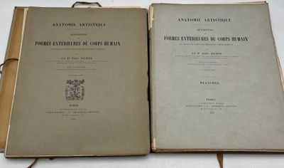 un livre ouvert posé sur une table à côté d'un autre livre