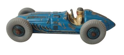 une petite voiture bleue posée sur une surface blanche