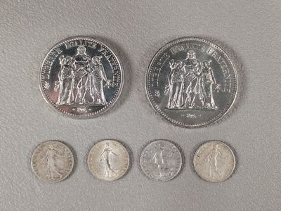 quatre types de pièces différents sont présentés sur une surface blanche