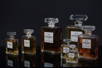 CHANEL N°5 - Lot de 7 parfums factices.