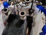 un candélabre en argent orné d'un ruban bleu