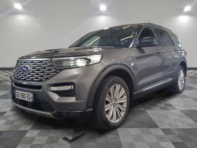 Le Ford Explorer 2020 est exposé dans un showroom