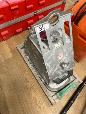 certains outils sont posés sur un plancher en bois, à côté d'une boîte à outils