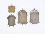 trois pochettes anciennes en maille d'argent et une pochette à chaîne dorée
