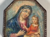 une vieille photo d'une femme tenant un enfant dans ses bras