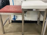 un lavabo et une table dans une pièce