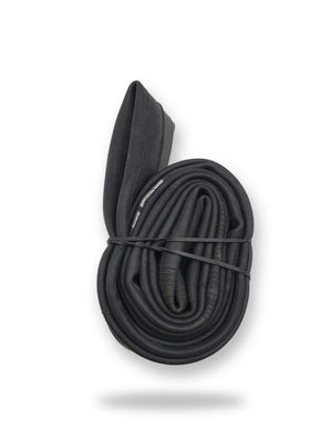 un gros plan sur une paire de lacets de chaussures noirs sur fond blanc
