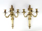 paire d'appliques murales anciennes en laiton sur fond blanc