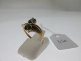 l'image d'une bague en or ornée d'une pierre verte