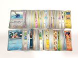 un lot de cartes posées sur une table