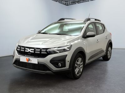 vue de face d'une voiture argentée dans une pièce blanche