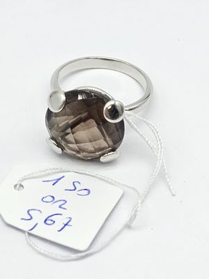 bague en argent avec une pierre de quartz fumé et une étiquette de prix