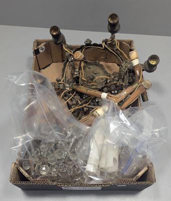 une boîte contenant tout un tas d'objets, posée sur une table