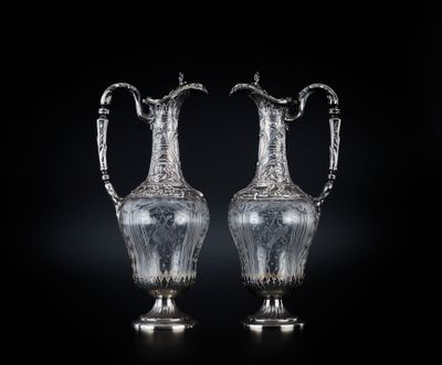 paire de vases en verre plaqué argent, munis d'anses et posés sur des socles