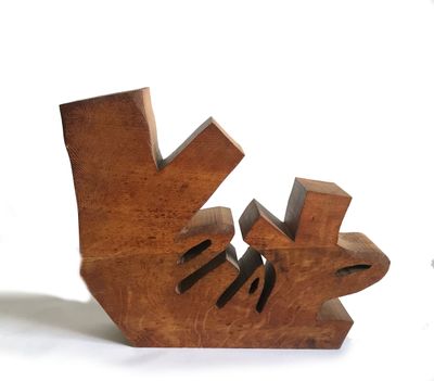une sculpture en bois représentant un chat et un oiseau sur un fond blanc