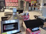 de nombreuses boîtes de nourriture sur le comptoir du magasin