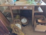 deux horloges posées sur une table dans un coin de la pièce