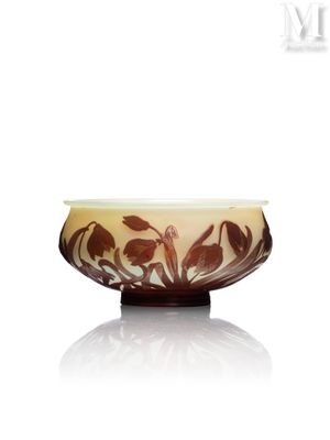 bol orné d'un motif marron et blanc sur un fond blanc