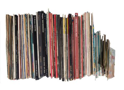 un grand nombre de livres empilés les uns sur les autres