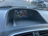 un tableau de bord de voiture équipé d'un écran numérique