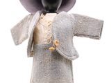 un mannequin coiffé d'un chapeau et vêtu d'un manteau