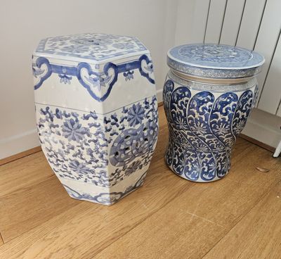 deux vases bleus et blancs posés par terre à côté d'un radiateur