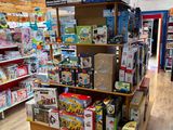 de nombreux jouets sont exposés sur les étagères du magasin, destinés à la vente