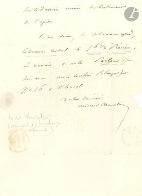 un vieux document sur lequel figure une lettre manuscrite, posé sur une feuille de papier