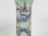 un vase bleu et blanc orné d'un motif représentant des éléphants