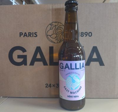 une bouteille de bière posée à côté d'un carton