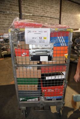 un homme poussant un chariot rempli de cartons dans un entrepôt
