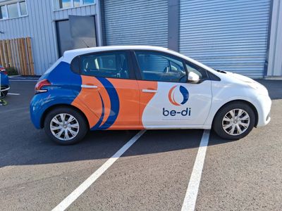 une voiture garée dans un parking